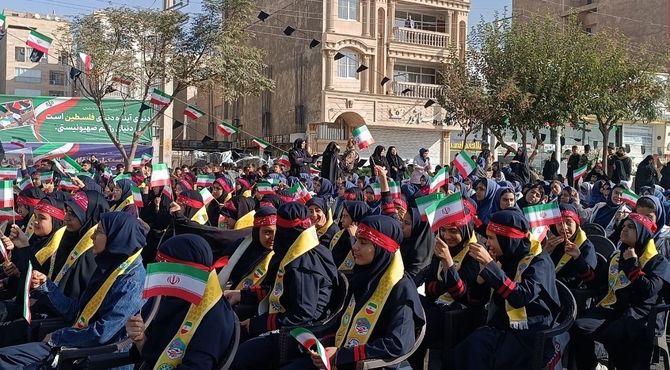 دانش‌آموزان ملارد با حضور در راهپیمایی ۱۳ آبان، عهدشان را با آرمان‌های انقلاب محکم‌تر کردند