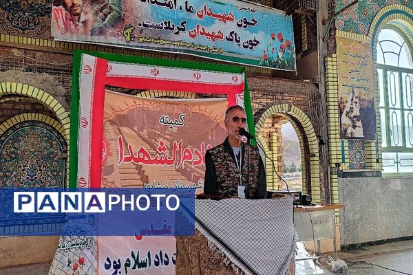 غبارروبی و عطر افشانی گلزار شهدای شهر بار در هفته دفاع مقدس