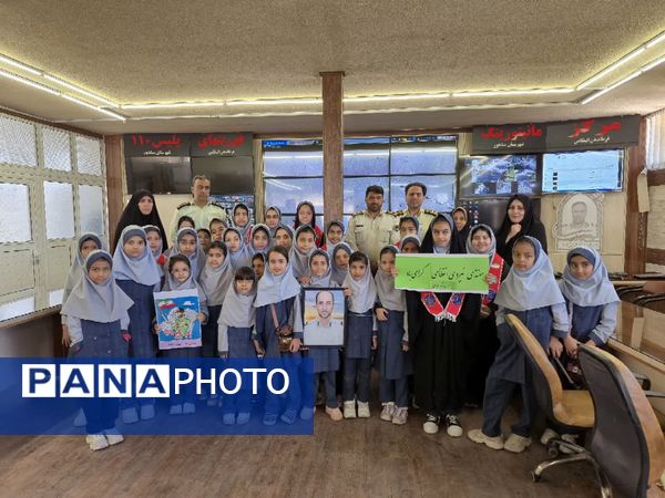 تبریک به پدران شاغل نیروی انتظامی توسط دانش‌آموزان مدرسه شاهد خیر سجادی