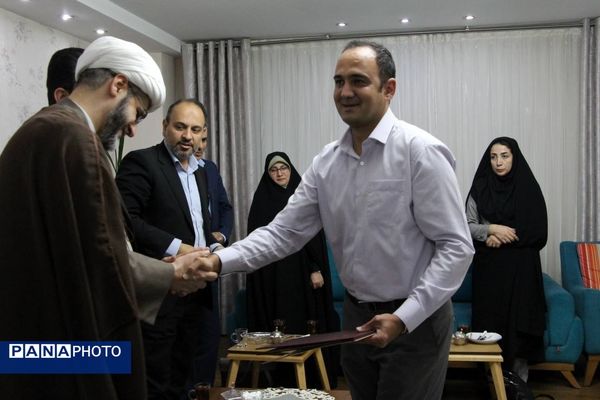 دیدار معاون پرورشی و فرهنگی وزیر آموزش و پرورش با خانواده معلم شهید عبدالله برزگر 
