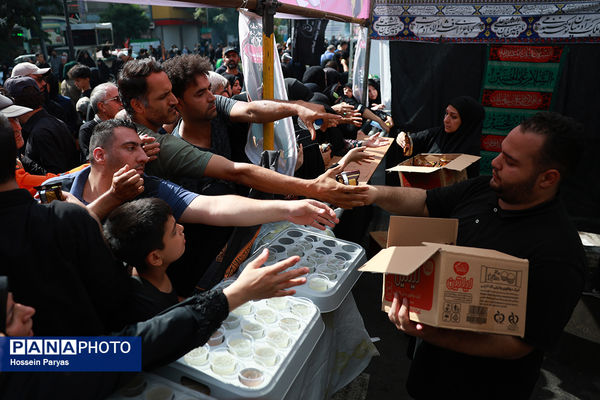 موکب «عشاق‌الحسین» سازمان دانش آموزی در راهپیمایی خانوادگی جاماندگان اربعین حسینی - تهران