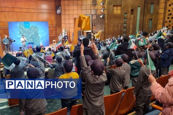 حضور دانش‌آموزان ناحیه دو شهرری در همایش محیط زیست 