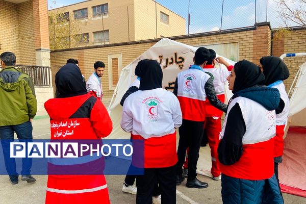 پشت‌صحنه آماده‌سازی مانور زلزله در مدرسه استاد مطهری رباط‌کریم
