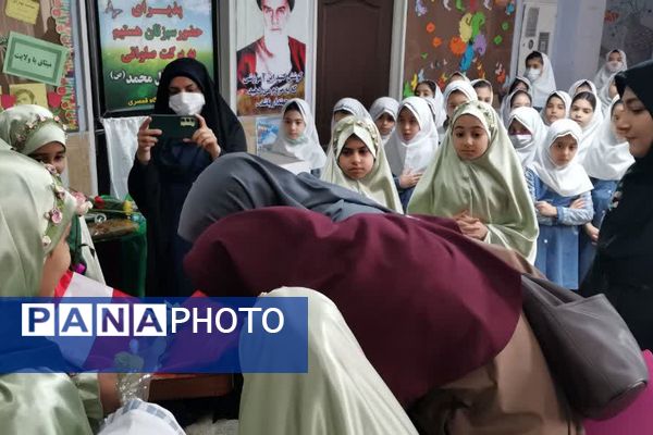 پرچم متبرک امام حسین(ع) میهمان دانش‌آموزان مدرسه زنده‌یاد قمصری