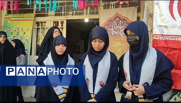 مراسم اعطای حکم و نشان فرماندهی بسیج دانش آموزی دبیرستان شاهد تکتم ناحیه۳
