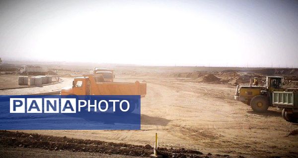 عملیات خاکبرداری و تسطیح ضلع غربی میدان طبیعت کاشمر