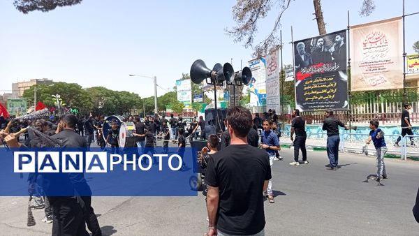 آیین زنجیر زنی در روز عاشورا