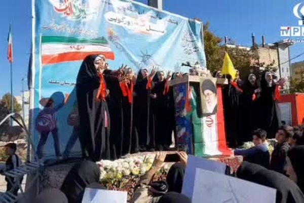 دانش‌آموزان در یوم‌الله ۱۳ آبان، در پیاده‌روی وحدت، یک‌صدا فریاد استقلال سر دادند