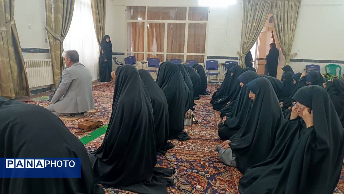 برپایی نماز جماعت در مکتب النرجس