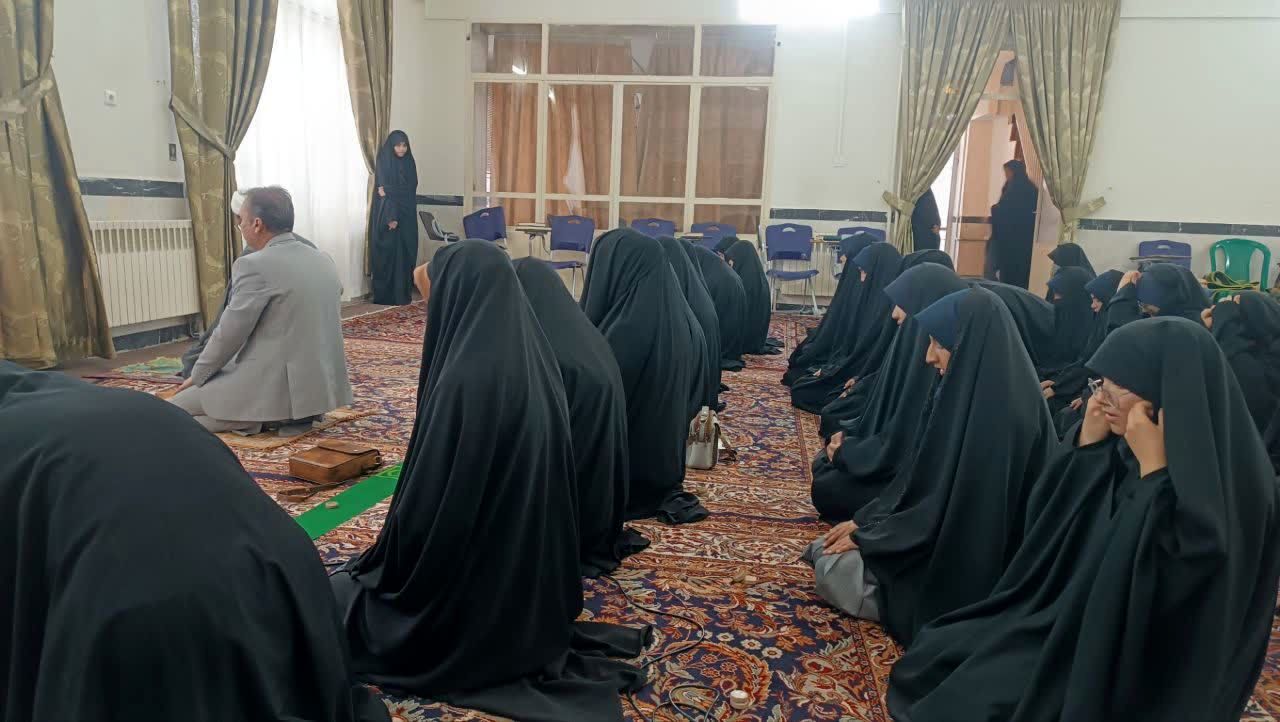 برپایی نماز جماعت در مکتب النرجس