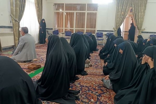 برپایی نماز جماعت در مکتب النرجس