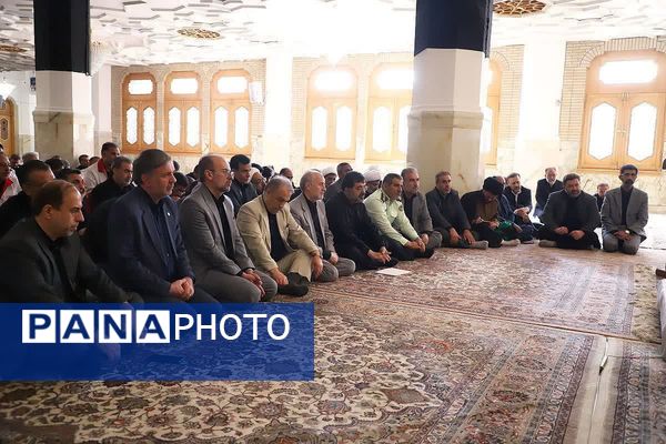ادای احترام مسئولان قم به شهدا در هفته دولت