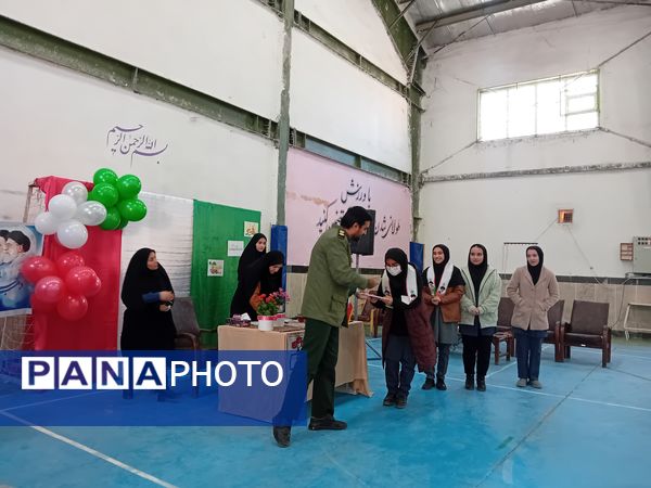 برگزاری جشن آغاز انقلاب در دبیرستان فاطمه الزهرا آشخانه