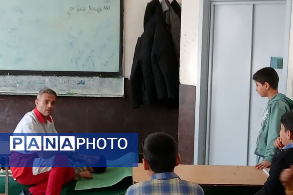 آموزش کمک‌های اولیه در مدرسه شهید فتوحی رباط‌کریم