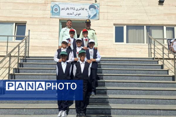 تقدیر دانش‌آموزان مدارس منطقه کهریزک از فرماندهان انتظامی کلانتری ۱۷۰ کهریزک و ۱۷۵ باقرشهر 