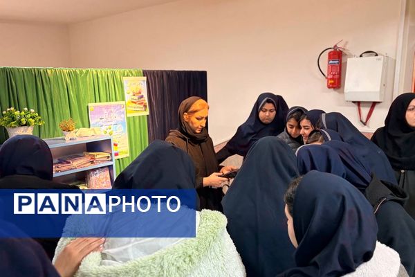 وقتی کتاب‌ها در مدرسه صف می‌کشند؛ استقبال پرشور دانش‌آموزان از نمایشگاه کتاب