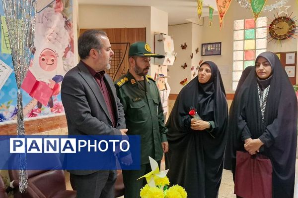 مزین کردن کلاس مدارس به نام شهدا با حضور مدیر آموزش و پرورش ناحیه دو شهرری 