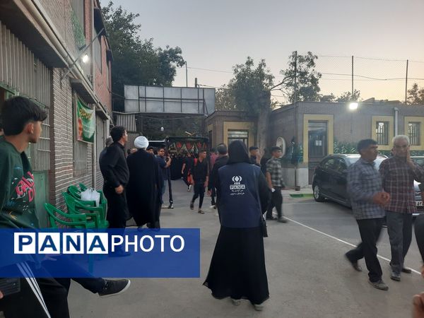 زائران پیاده شهرستان فردوس در دبیرستان شاهد مهدی حکمت
