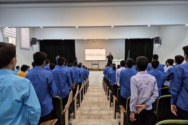 تمرین سرود «ایران امام رضایی» در دبیرستان شاهد افشار یزد