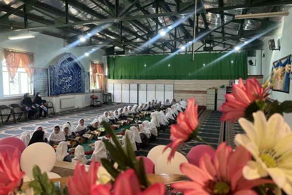 گشایش سفره نور در دبستان احمد کاظمی ۲؛ جشن قرآن کلاس دومی‌ها 