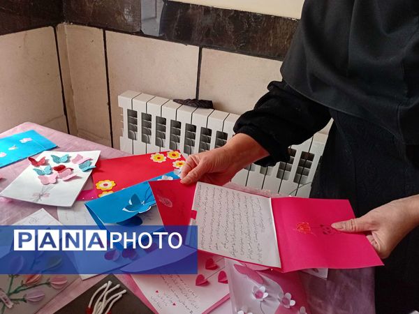 ساخت کارت پستال در هفته سلامت‌روان توسط دانش‌آموزان مدرسه مادرمهربان خلیل‌آباد