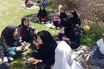 توزیع غذای گرم بین دانش‌آموزان در مدرسه شهید معتمدی روستای گزکوه