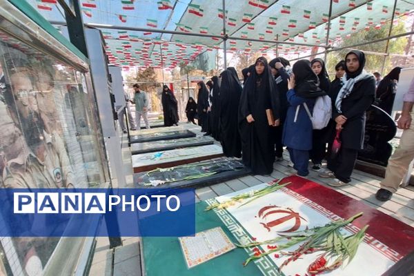 حضور دانش آموزان دبیرستان حجاب ناحیه یک شهرری در گلزار شهدا
