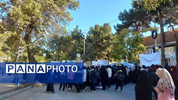 راهپیمایی 13 آبان با حضور حداکثری دانش آموزان در شهرستان نیشابور 