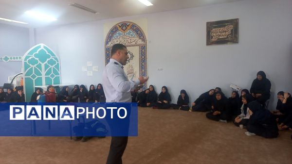 آموزش ایمنی و اطفای حریق برای دانش‌آموزان دبیرستان فرهنگیان