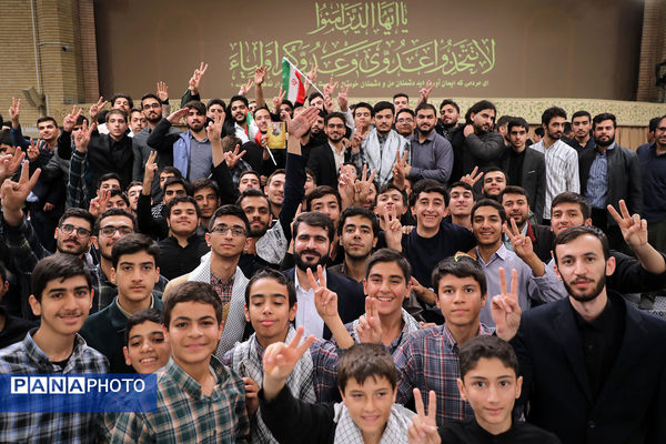 دیدار هزاران نفر از دانش‌آموزان و دانشجویان با رهبر انقلاب