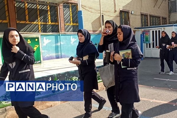 صبحانه سالم به‌مناسبت هفته بهداشت‌روان در دبیرستان شاهد‌ ندای‌فاطمه(س) ناحیه 2 شهرری 