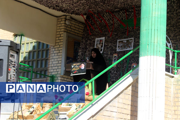 مراسم گرامیداشت هفته دفاع مقدس در دبیرستان شاهد رضویه قم