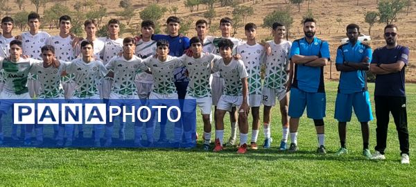 برگزاری مسابقه فوتبال بین تیم‌های  ذوب آهن اصفهان و ذوب آهن شهرکرد در زمین چمن شهر سامان 
