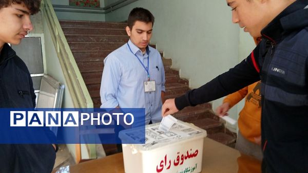 برگزاری بیست‌وهشتمین دوره شورای دانش‌آموزی دبیرستان نمونه دولتی معلم شهرستان ساوجبلاغ