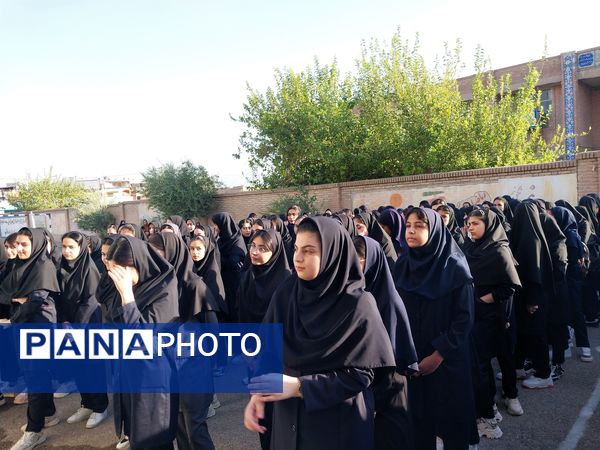 دانش‌آموزان دبیرستان فاطمیه شهرستان دره شهر با شور و شوق سال تحصیلی جدید را آغاز کردند