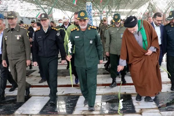 تجدید میثاق مسئولان شهرستان بروجرد با شهدای انقلاب اسلامی در بهشت شهدا