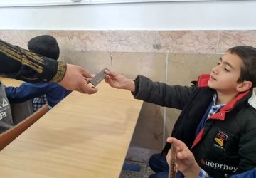 اهدا جوایز به دانش آموزان آموزشگاه شهید باهنر مروست در جشن روز دانش آموز