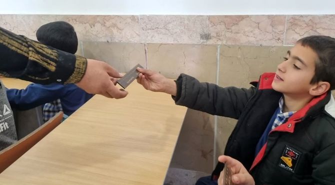 اهدای جوایز به دانش آموزان آموزشگاه شهید باهنر مروست در جشن روز دانش آموز