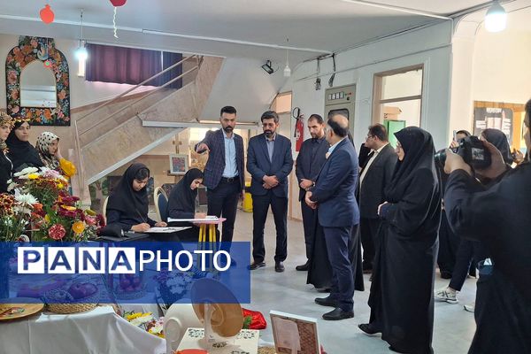 بازدید معاون پرورشی و فرهنگی ادارهکل شهرستانهای استان تهران از جشنواره انار در هنرستان امالبنین ورامین
