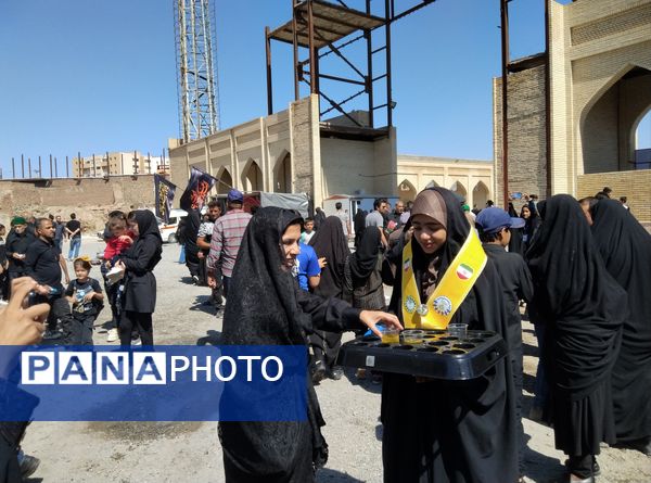برپایی موکب سازمان دانش‌آموزی و رادیو پانا خراسان جنوبی در مسیر پیاده‌روی جاماندگان اربعین 