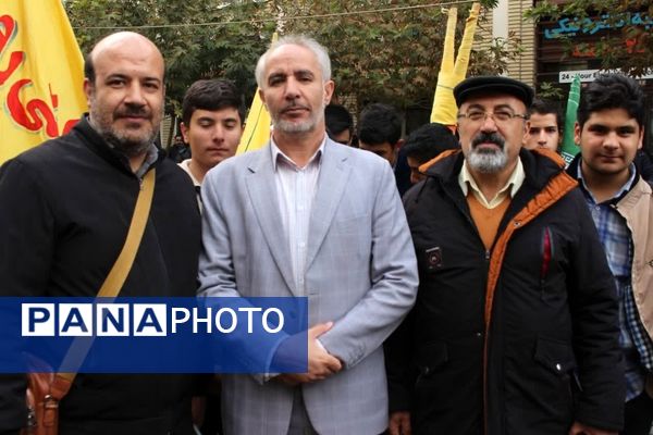 حضور دانش‌آموزان زنجانی در راهپیمایی روز ۱۳ آبان 