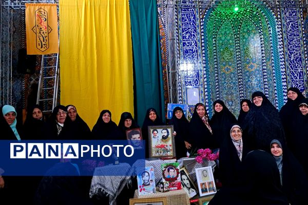 برگزاری محفل انس با قرآن و تجلیل از خانواده‌ شهدا