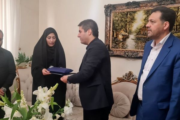دیدار مدیرکل آموزش و پرورش شهر تهران با خانواده دانش‌آموز شهید متین صفائیان