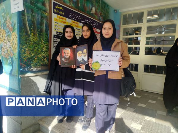 حضور پرشور دانش‌آموزان دبیرستان هیئت امنایی معراج اردبیل در راهپیمایی روز ۱۳ آبان ماه