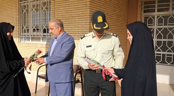 برگزاری آیین تجلیل از پدران نیروی انتظامی در دبیرستان شهید خسروی زارچ