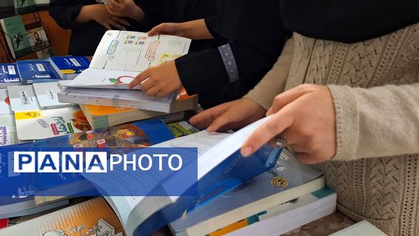 برپایی نمایشگاه کتب کمک‌درسی در دبیرستان دخترانه فاطمیه ناحیه یک کرج