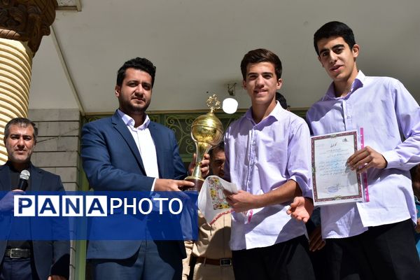 جشن روز دانش‌آموز در دبیرستان امام خمینی (ره) با حضور مسئولان، ورزشکاران و هنرمندان برگزار شد