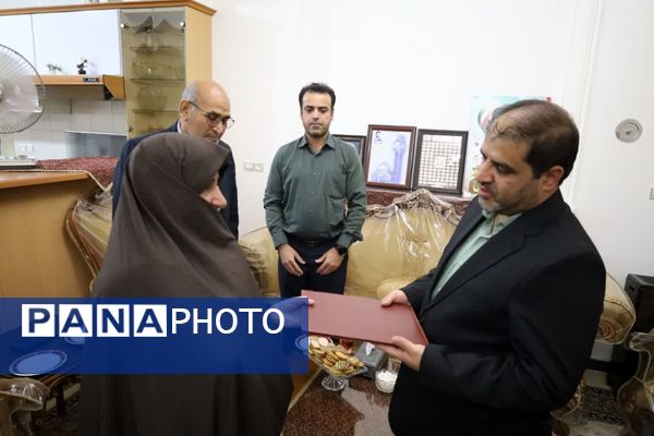 دیدار معاون سیاسی، امنیتی و اجتماعی استاندار یزد، با خانواده‌های شهدای معلم