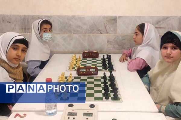 رقابت فکری دانش آموزان شهرستان قدس در مسابقات شطرنج دانش‌آموزی 