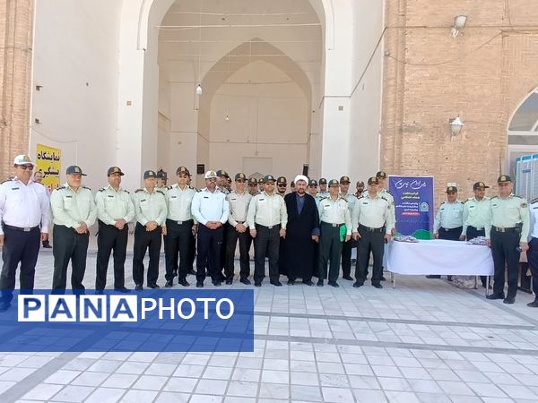 برپایی میز خدمات در مصلی نماز جمعه توسط نیروی انتظامی شهرستان خلیل اباد 